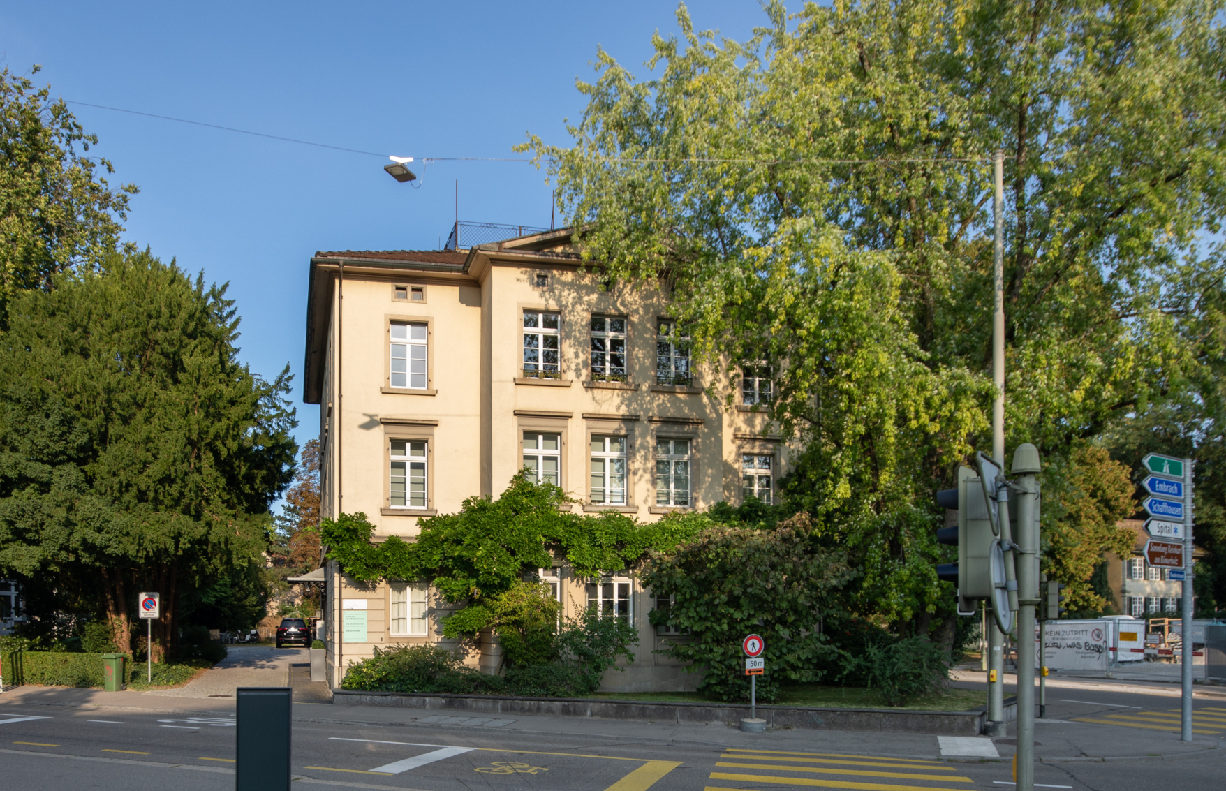 Ihr Zahnarzt beim HB Winterthur: Zahnarztpraxis Dr. med. dent. Felix Bertschinger, Theaterstrasse 2 Tel. 052 203 63 63 *