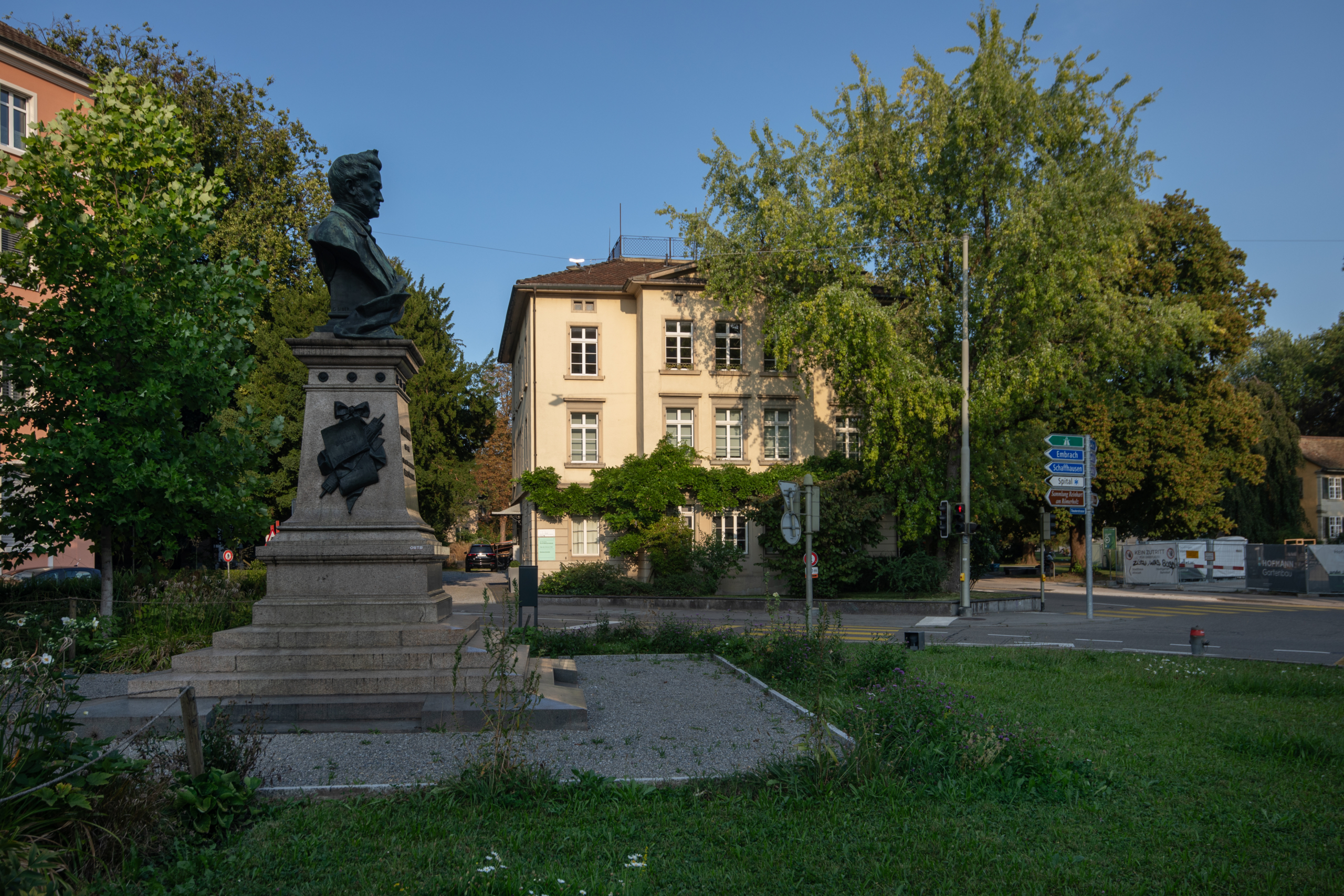 5 Gehiminten vom Bahnhof Winterthur entfernt: Dr. med. dent. Felix Bertschinger Theaterstrasse 2 8400 Winterthur Telefon 052 203 63 63