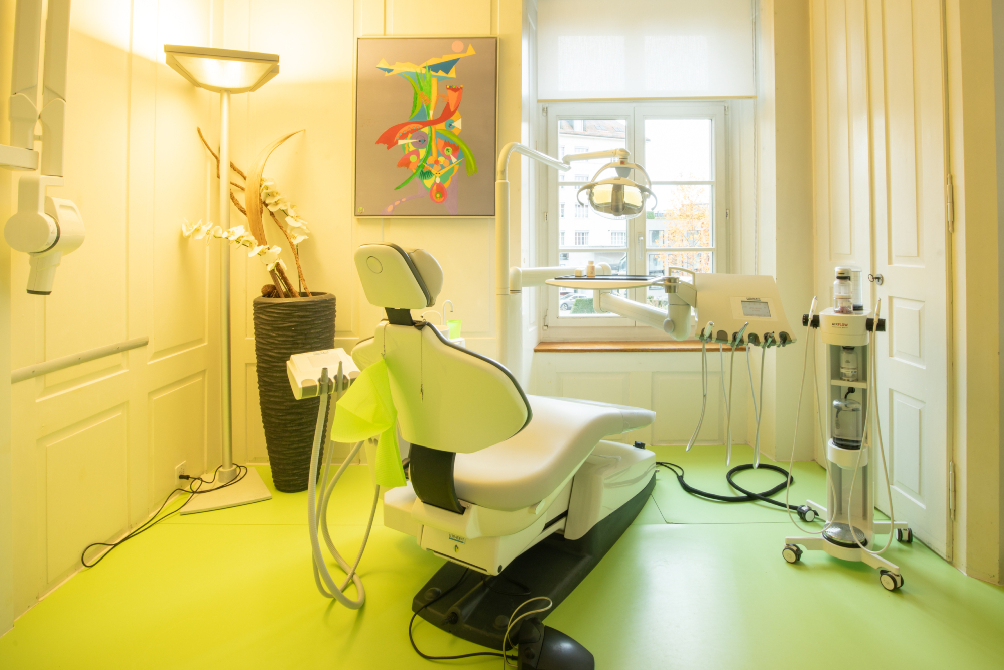 Ihr Zahnarzt in Winterthur - Dr. med. dent. Felix Bertschinger - Zahnarztpraxis Winterthur Theaterstrasse 2 - 8400 Winterthur - Telefon 052 203 63 63