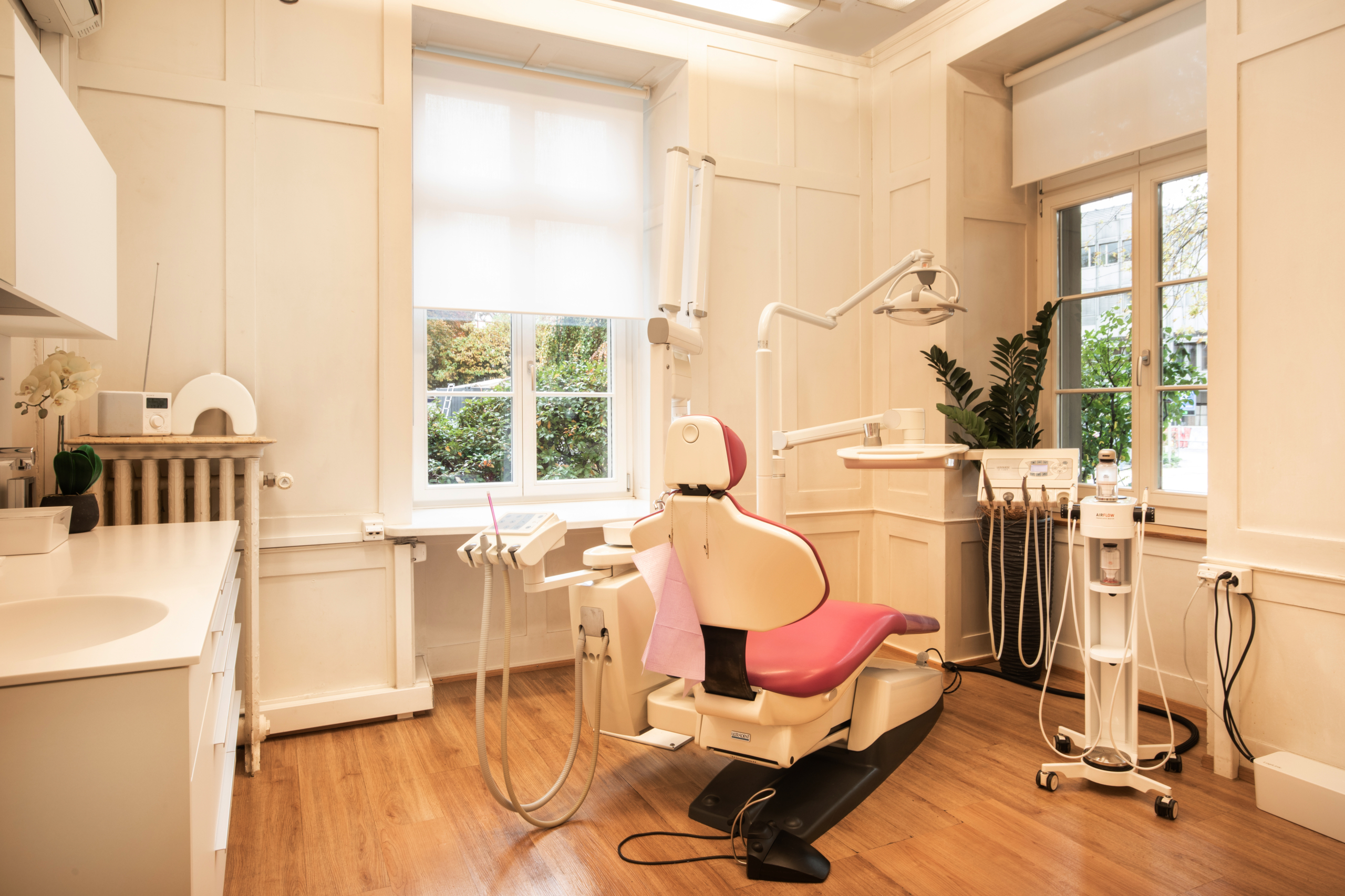 5 Gehiminten vom Bahnhof Winterthur entfernt: Dr. med. dent. Felix Bertschinger Theaterstrasse 2 8400 Winterthur Telefon 052 203 63 63