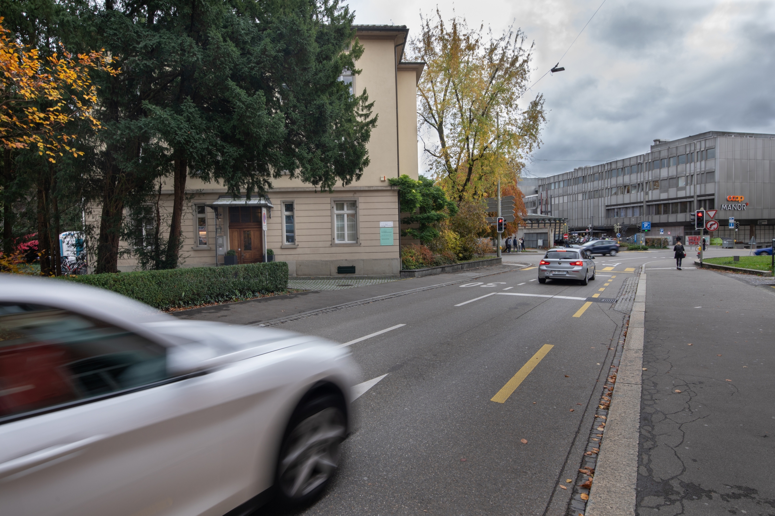 Zahnarzt und DH: 5 Gehminuten vom Bahnhof Winterthur entfernt: Dr. med. dent. Felix Bertschinger Theaterstrasse 2 8400 Winterthur Telefon 052 203 63 63