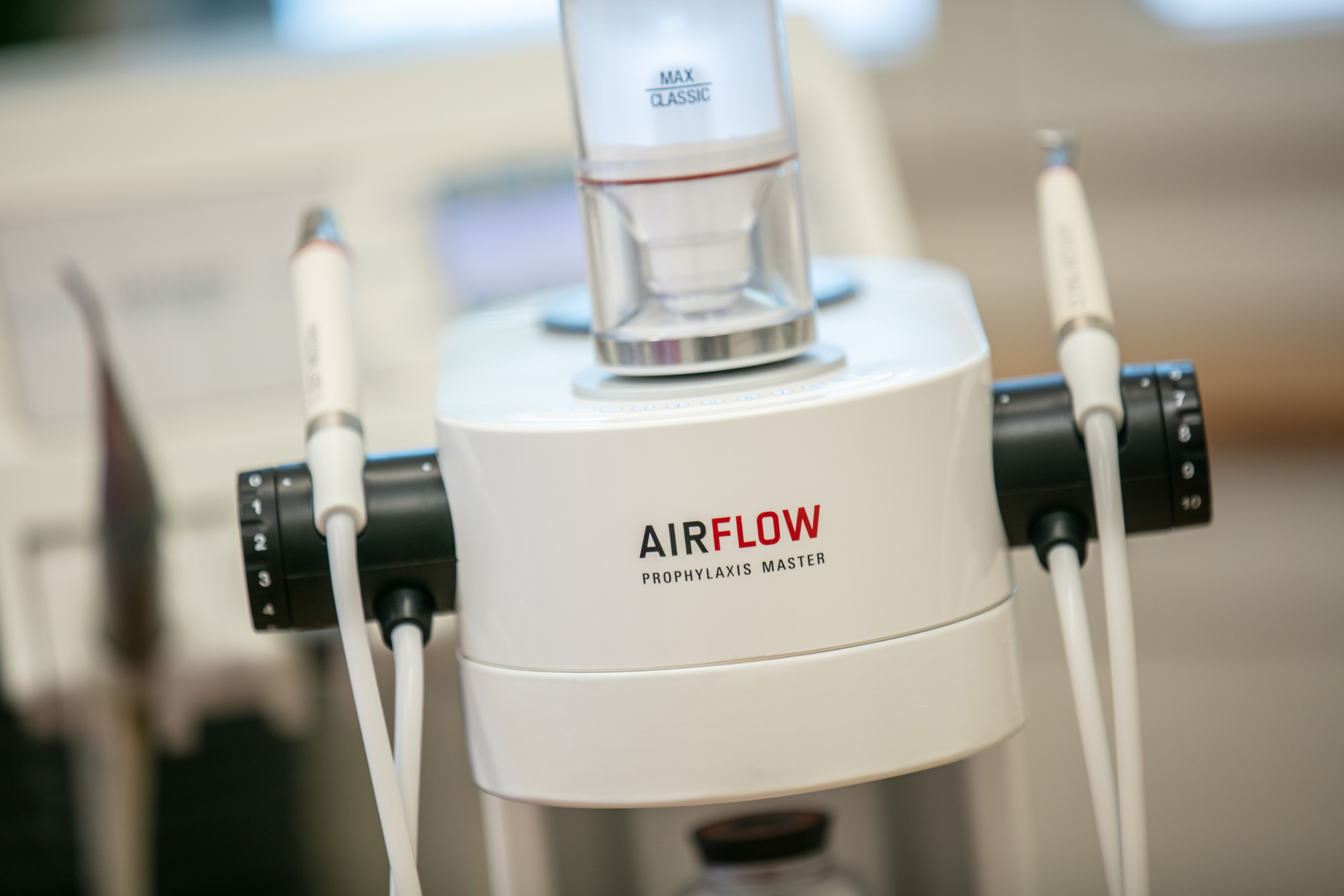 Moderne Zahnmedizin mit persönlicher Betreuung in zentraler Lage. Zahnarztpraxis Dr. med. dent. Felix Bertschinger, Theaterstrasse 2 Tel. 052 203 63 63 *